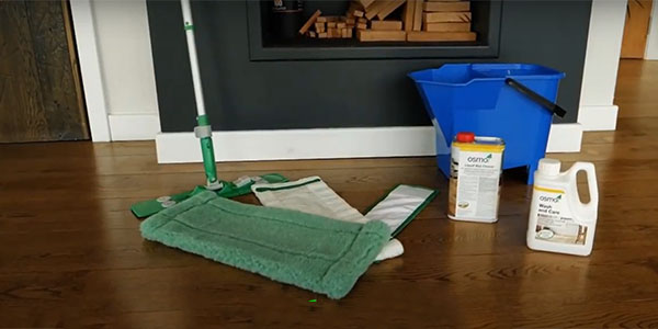 Dung dịch vệ sinh sàn gỗ công nghiệp là yếu tố quan trọng tăng hiệu quả cho quá trình vệ sinh sàn gỗ