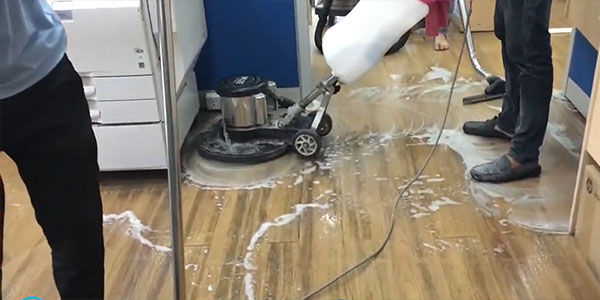 Lau sàn gỗ đúng cách giúp tăng hiệu quả và tích kiệm thời gian và chi phí