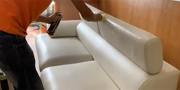 Vệ sinh salon da giúp mang lại vẻ đẹp và duy trì độ mới của sản phẩm dài lâu