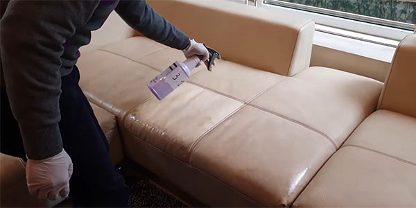 Bọc ghế sofa sẽ nhanh chóng lấy lại vẻ đẹp như vừa mới mua bởi nhân viên chuyên nghiệp