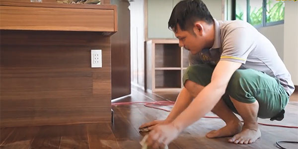 Lau sàn gỗ thường xuyên giúp cho nơi ở, nơi làm việc luôn được sạch sẽ