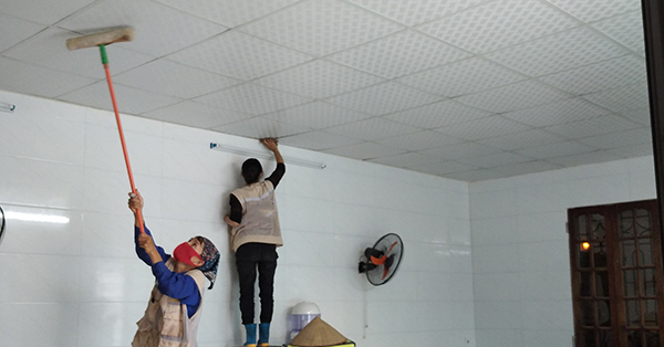 Đội ngũ nhân viên đang tiến hành vệ sinh công trình mà khách hàng yêu cầu