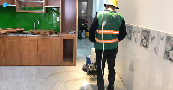 công nhân vệ sinh công nghiệp đang tiến hành chà sàn chung cư cho khách hàng
