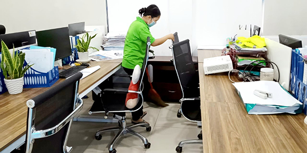 Nhân viên dịch vụ cung cấp tạp vụ văn phòng đang dọn vệ sinh văn phòng cho khách hàng