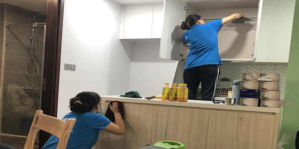 Nhân viên dịch vụ đang tiến hành làm sạch nhà cửa cho khách hàng