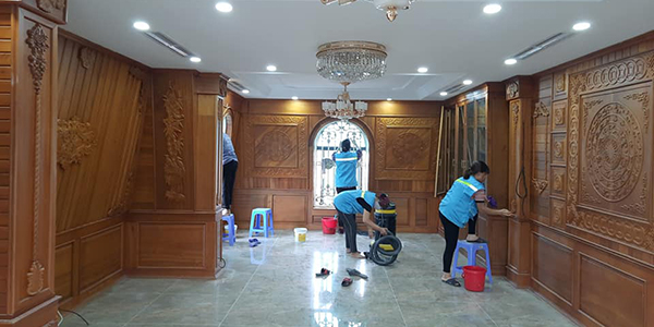 Dịch vụ dọn vệ sinh sau xây dựng đang làm sạch công trình xây dựng cho khách hàng
