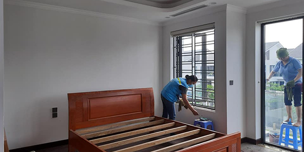 Đội vệ sinh công nghiệp đang tiến hành dịch vụ tổng vệ sinh nhà ở cho khách hàng