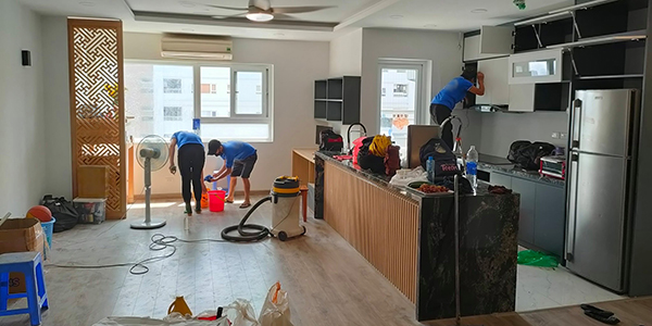 Đội vệ sinh công nghiệp đang tiến hành chà, vệ sinh sàn nhà cho khách hàng
