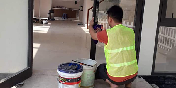 Đội vệ sinh công nghiệp đang làm sạch công trình mà khách hàng yêu cầu