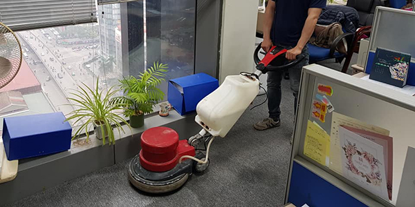 Sử dụng dịch vụ giặt thảm văn phòng là cách tiết kiệm thời gian, công sức mà vẫn đảm bảo hiệu quả làm sạch thảm cho bạn