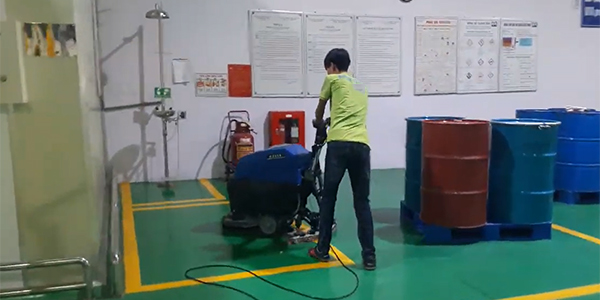 Thiết bị, dụng cụ vệ sinh sàn nhà xưởng phổ biến