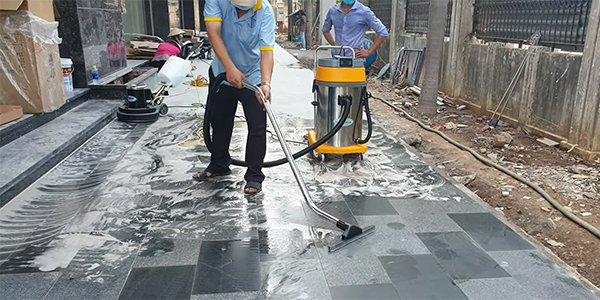 Giám sát viên đang kiểm tra đội vệ sinh công nghiệp chà sàn