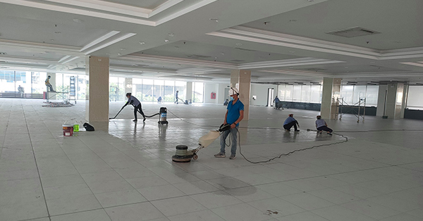 Sử dụng hóa chất vệ sinh công nghiệp ecolab để chà, đánh bóng sàn