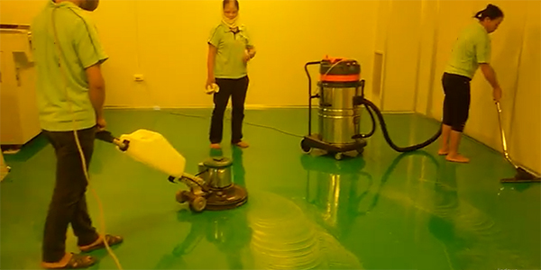 Đội vệ sinh công nghiệp đang tiến hành làm vệ sinh công nghiệp tại nhà xưởng
