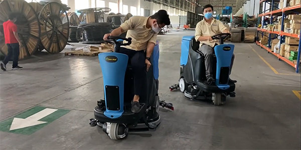 Đội kỹ thuật đang sử dụng máy vệ sinh nền nhà xưởng để tăng hiệu quả làm sạch,dọn dẹp nhà xưởng