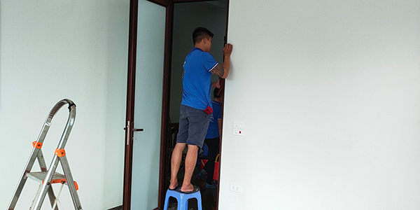 Đội vệ sinh đang tiến hành làm sạch công trình cho khách hàng