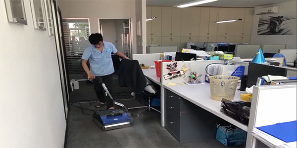 Nhân công của dịch vụ đang tiến hành vệ sinh công nghiệp văn phòng