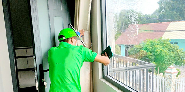 Vệ sinh kính chung cư bằng nguyên liệu dễ kiếm