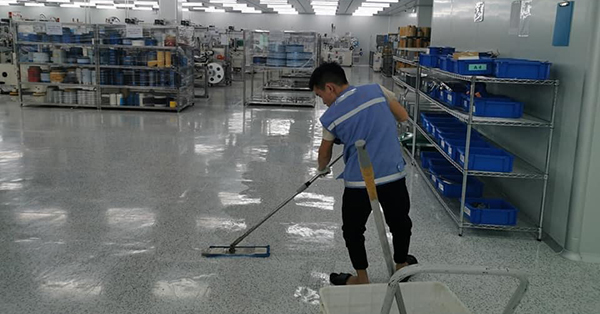 Vệ sinh trần nhà xưởng, sàn nhà xưởng là một trong những bước quan trọng không thể bỏ qua
