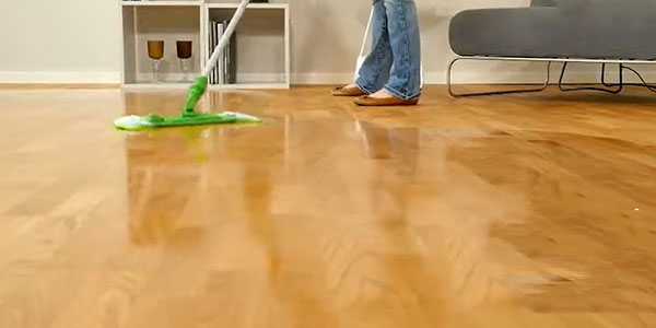 Lựa chọn loại dung dịch lau sàn gỗ phù hợp để duy trì và kéo dài tuổi thọ cho sàn gỗ