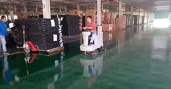 Máy hút bụi công suất lớn nhanh chóng lấy đi bụi bẩn sàn xưởng