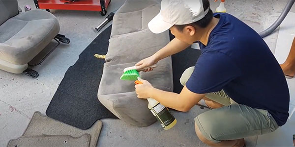 Vệ sinh ghế thường xuyên giúp đem lại sự sạch sẽ duy trì và kéo dài tuổi thọ